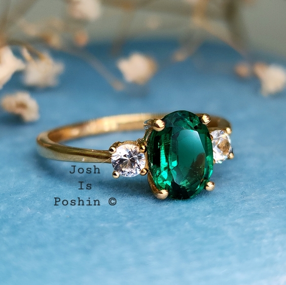 1.95ct Emerald three-stone cocktail ring in 10K yellow gold - Picture 4 of 17